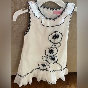 Beetlejuice boutique girl’s (6) white dress with black flower detail and trim.
